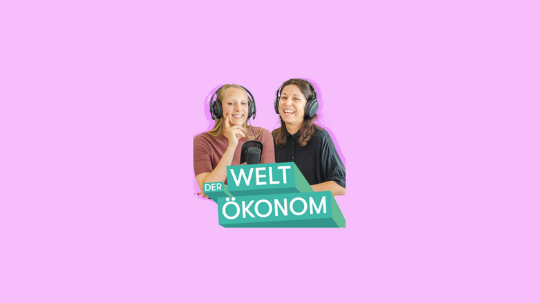 Zwei Frauen mit Headset lächeln in die Kamera