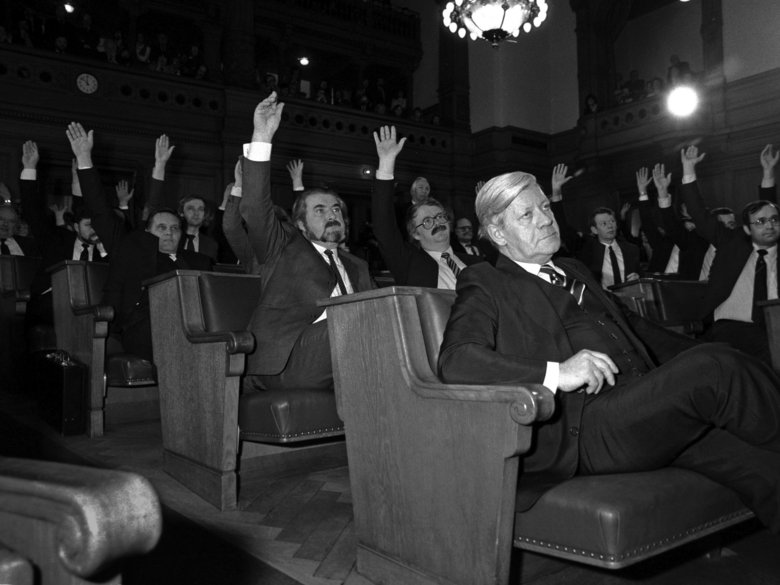 Helmut Schmidt voting in the plenary chamber of the state parliament