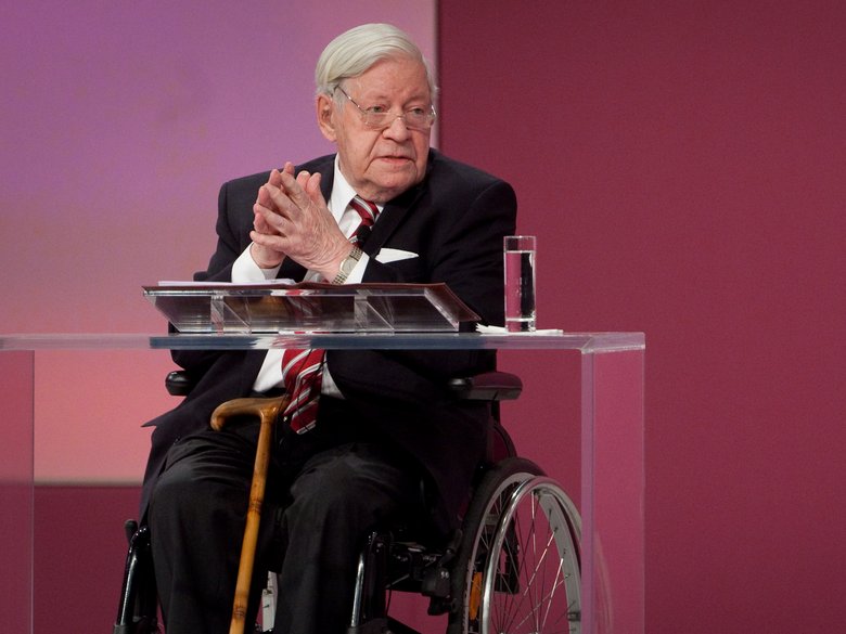 Helmut Schmidt, now an elderly man, at a party conference