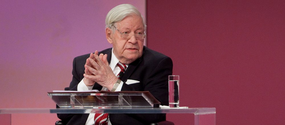 Helmut Schmidt, now an elderly man, at a party conference