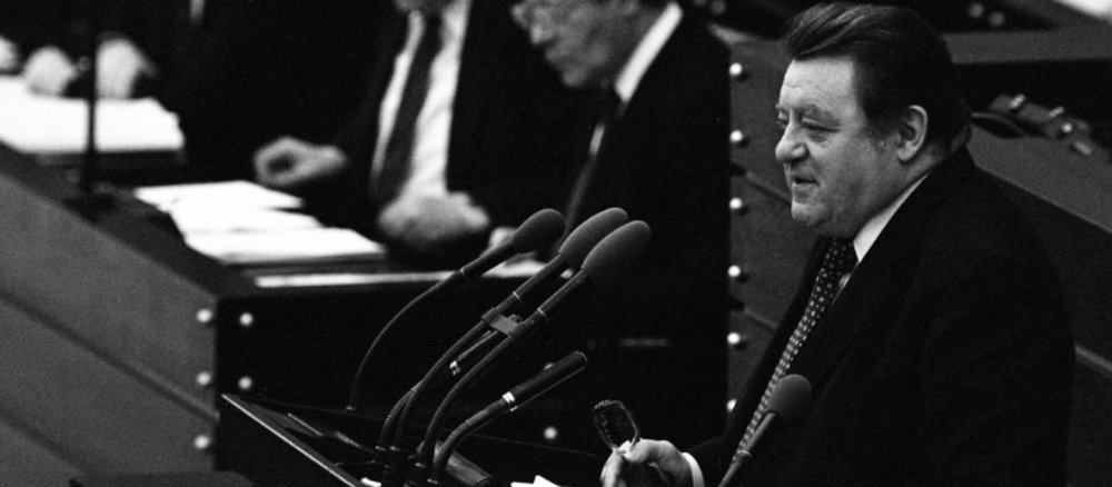 Franz Josef Strauß bei Rede im Bundestag im Hintergrund Helmut Schmidt