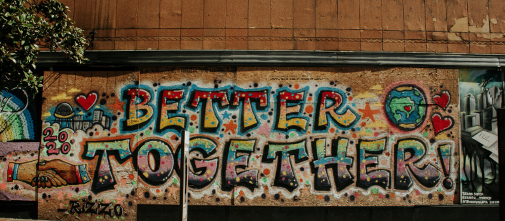 Buntes Graffiti "Better Together" auf Mauer 