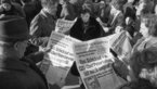 Black and white photo of a crowd reading the Berliner Morgenpost