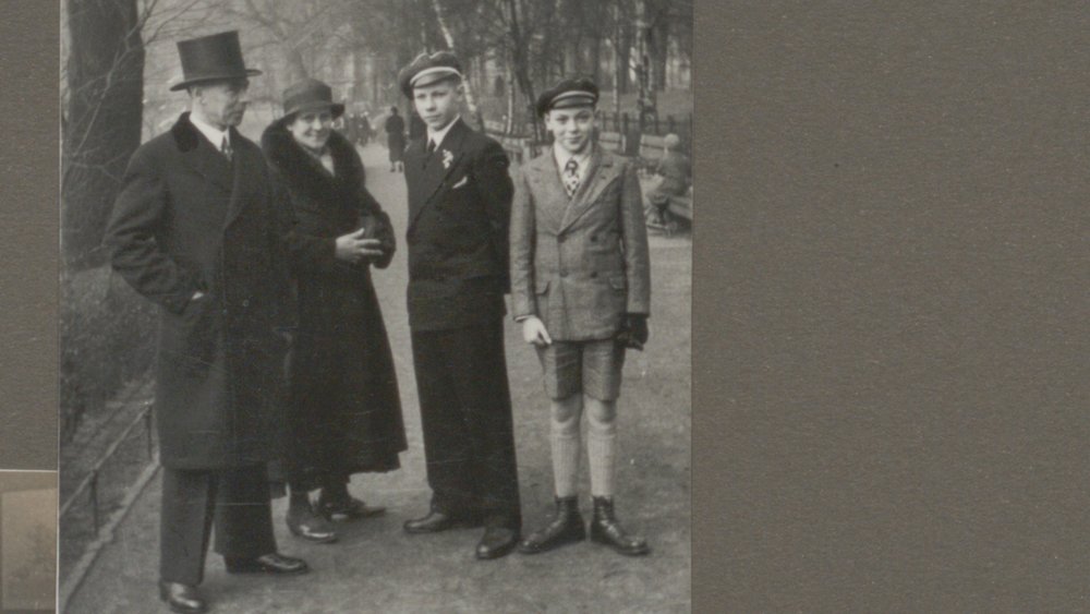 Black and white photo of the Schmidt family with parents Gustav and Ludovika and brothers Helmut and Wolfgang