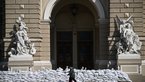 Mauer aus Sandsäcken vor Eingang von Opernhaus von Odessa