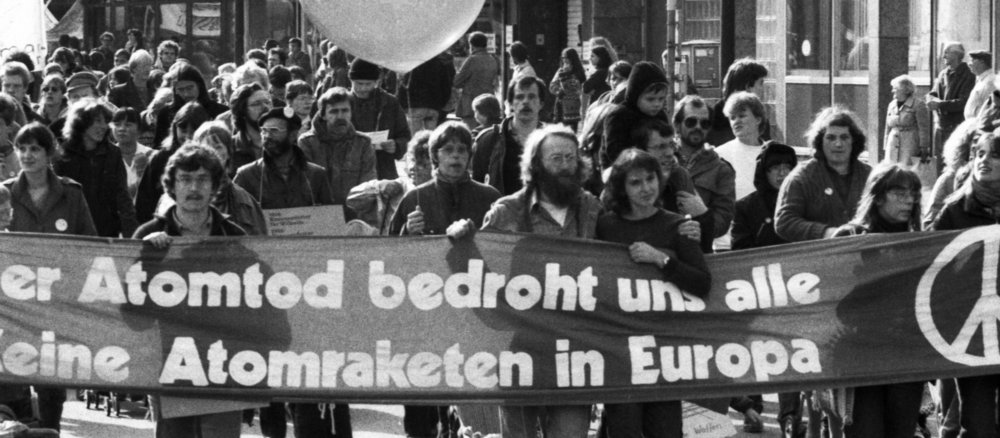Demonstranten mit Banner gegen Atomraketen