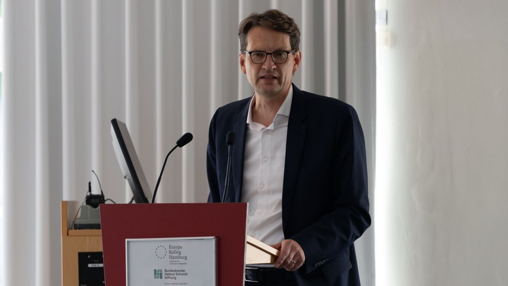 Meik Woyke greets the audience