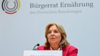 Bärbel Bas auf Podium hinter Mikrofon sitzend und Schriftzug "Bürgerrat Ernährung" im Hintergrund