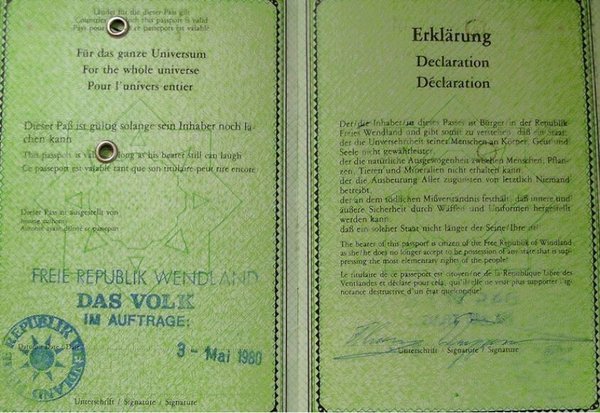 Pass aus grünem Papier mit blauem Stempel der "Freien Republik Wendland".