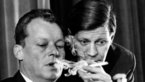 Schwarzweißfoto: Willy Brandt links mit Zigarette, Helmut Schmidt rechts daneben. Der Parteivorstand, die Kontrollkommission, der Parteirat und die neue Bundestagsfraktion der Sozialdemokraten sind am 25.09.1965 in Bad Godesberg zu einer gemeinsamen Sitzung zusammengekommen.