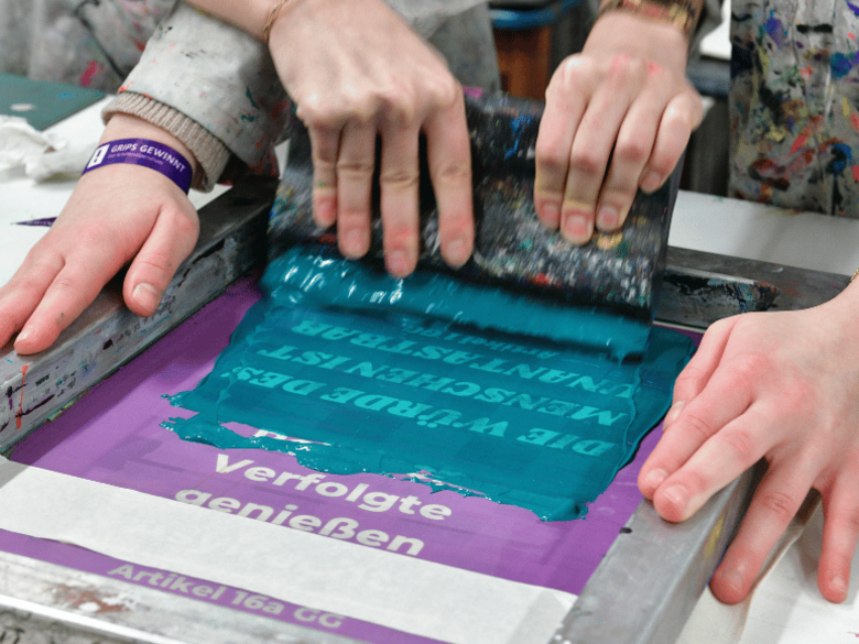 Production of a screen print with the motif "Basic right to a jute bag