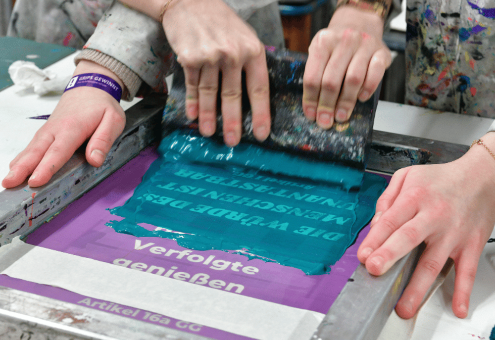 Production of a screen print with the motif "Basic right to a jute bag