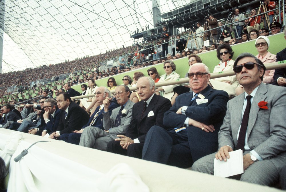 [Translate to English:] Helmut Schmidt und weitere Politiker auf Tribüne in Fußballstadion beim Fußballschauen
