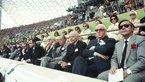 [Translate to English:] Helmut Schmidt auf Tribüne in Fußballstadion mit weiteren Menschen beim Fußballschauen
