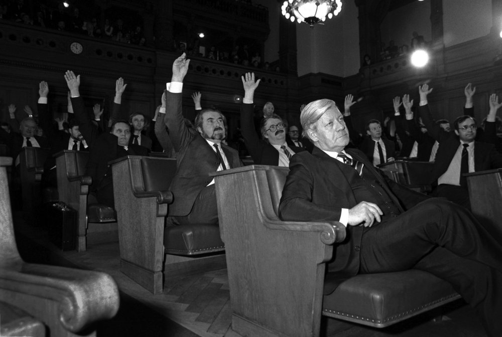 Helmut Schmidt voting in the plenary chamber of the state parliament