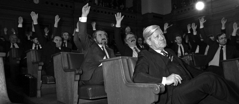 Helmut Schmidt bei Abstimmung im Plenarsaal des Landesparlament
