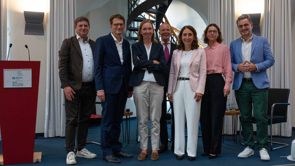 Sascha Suhrke, Meik Woyke, Emily Haber, Markus Kotzur, Aydan Özoğuz, Elisabeth Winter and Michael Grünberger (from left to right)