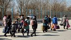 Ukrainische Flüchtlinge mit Koffern und Rucksäcken