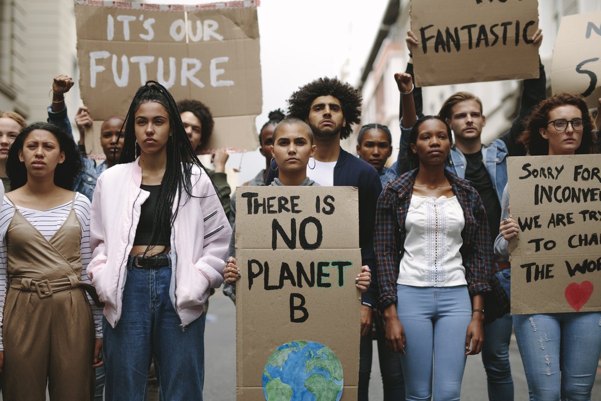 Eine Gruppe junger Menschen während einer Klimaschutz-Demonstration. Eines der Plakate sagt "There is no Planet B".