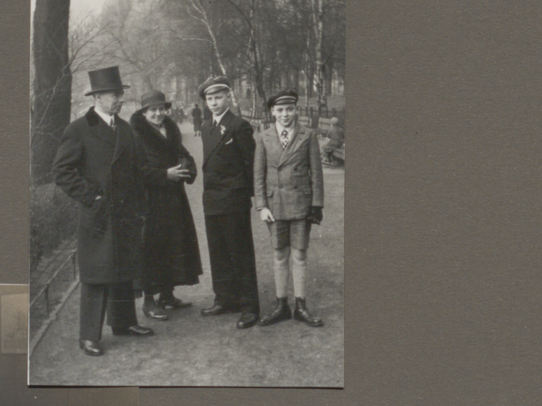 Schwarz-Weiß-Aufnahme von der Familie Schmidt mit den Eltern Gustav und Ludovika und Brüdern Helmut und Wolfgang
