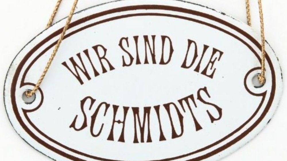 Sign with the inscription "We are the Schmidts"