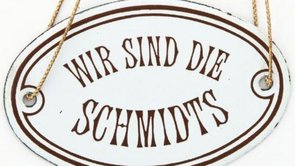 Sign with the inscription "We are the Schmidts"