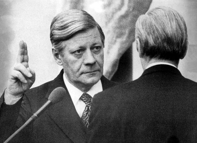 Just under two hours after his re-election by the German Bundestag, Helmut Schmidt (left, SPD) was sworn in as Federal Chancellor by the President of the Bundestag, Karl Carstens, on 15 December 1976.
