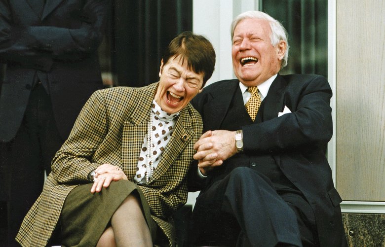 Helmut and Loki Schmidt are enjoying themselves at the New Year’s cabaret at the Komödie Winterhuder Fährhaus on 1 January 1998.