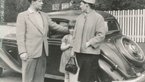 Schwarz-Weiß-Fotografie von Familie Schmidt vor Auto