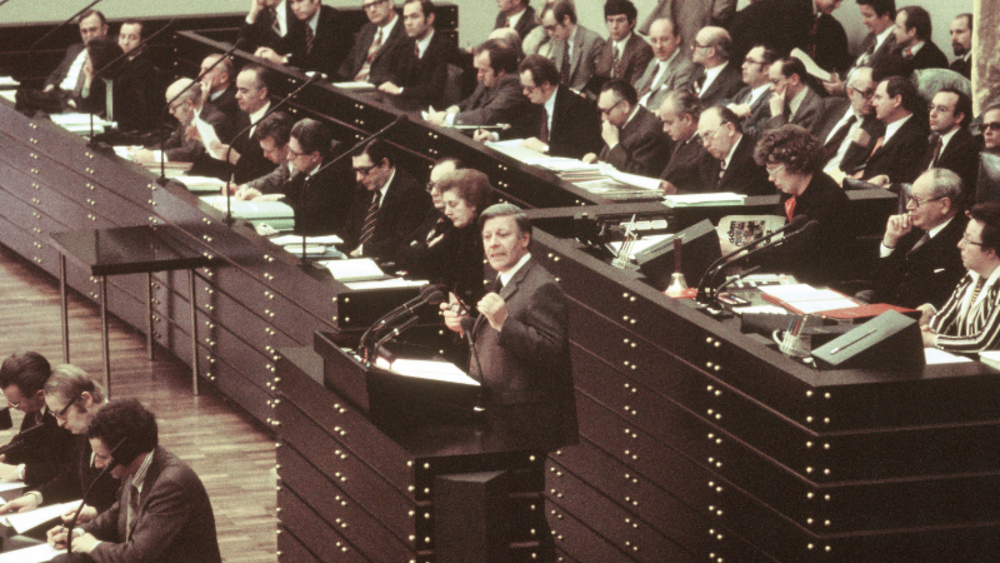 Helmut Schmidt at the lectern during his speech, numerous politicians in the background