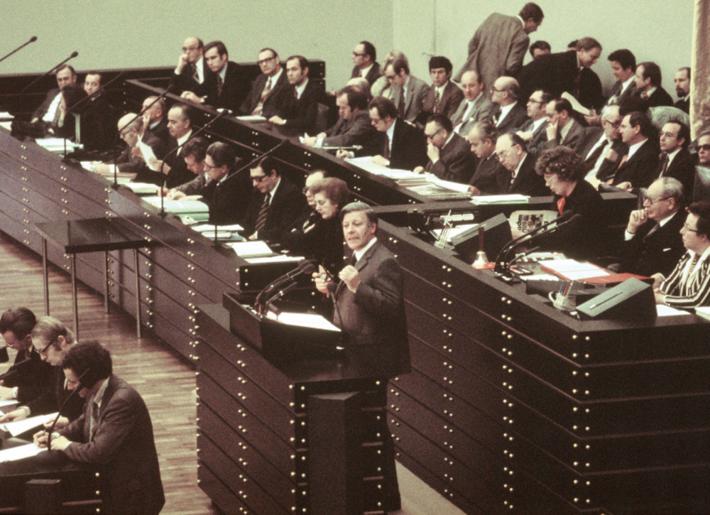Helmut Schmidt behind the lectern during his speech, numerous politicians in the background