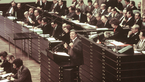 Helmut Schmidt at the lectern during his speech, numerous politicians in the background