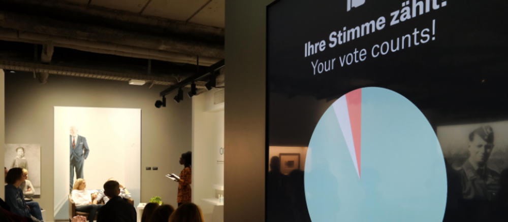 links sitzen Menschen in einer Ausstellung, rechts ein Bild einer Grafik in der Ausstellung