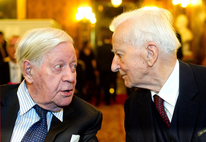 Former Federal President Richard von Weizsäcker (right) and former Federal Chancellor Helmut Schmidt chat at Hamburg City Hall on 7 November 2014. Richard von Weizsäcker is stepping down as chairman of Körber Stiftung’s Bergedorf Roundtable.