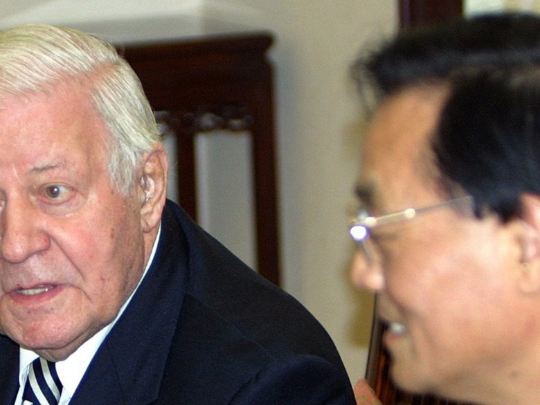 Helmut Schmidt in conversation with Wang Shenghong.