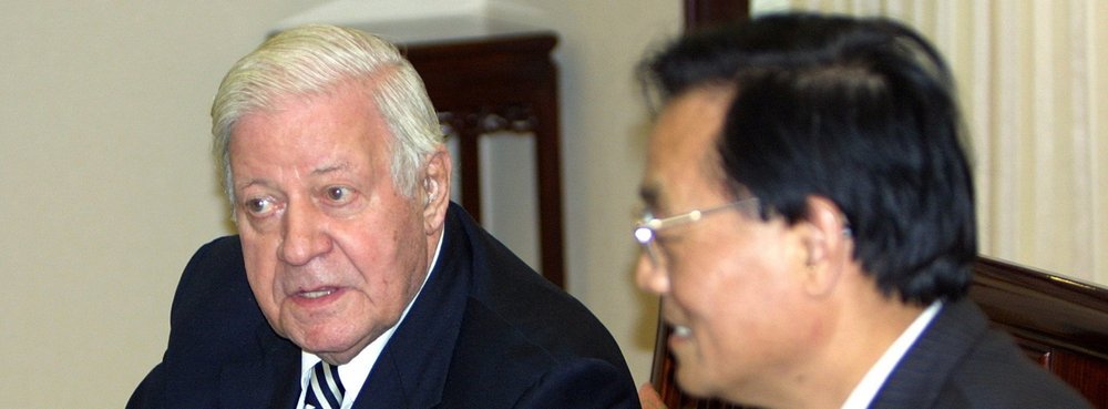 Helmut Schmidt in conversation with Wang Shenghong.