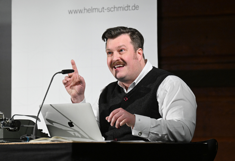 Ein Mann hinter einem Rednerpult