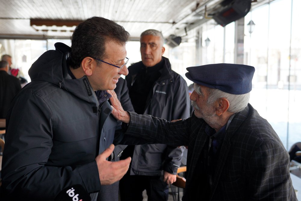 Istanbul Mayor Ekrem İmamoğlu in close dialogue with a citizen.