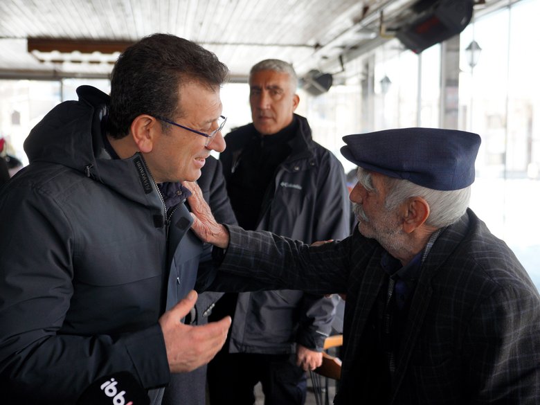 Der Istanbuler Bürgermeister Ekrem İmamoğlu im engen Austausch mit einem Bürger.