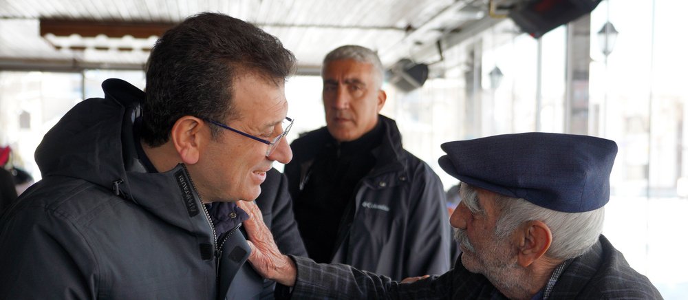 Der Istanbuler Bürgermeister Ekrem İmamoğlu im engen Austausch mit einem Bürger.