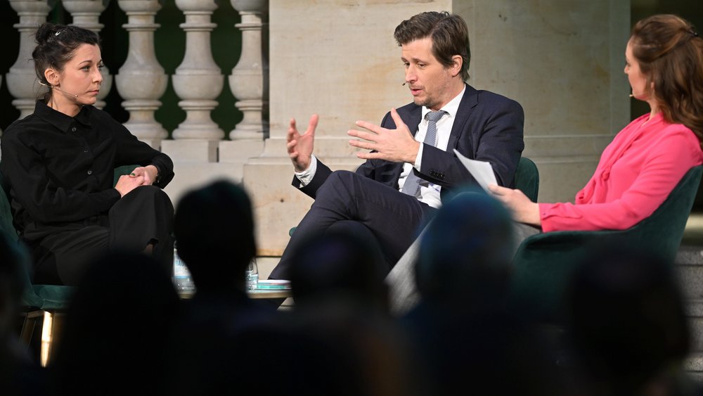 Dr. Elisabeth Winter in Podiumsdiskussion mit Moritz Schularick
