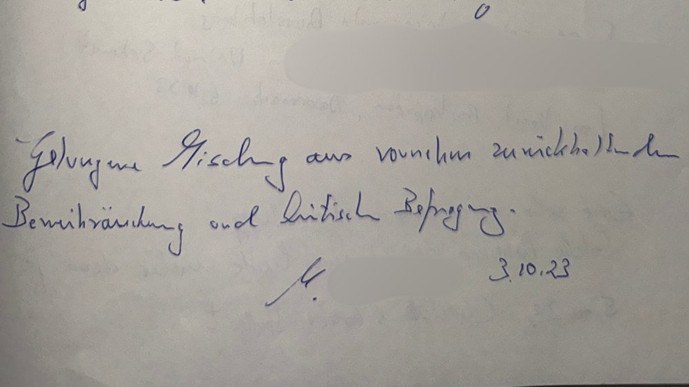 Eintrag im Gästebuch der Ausstellung: Gelungene Mischung aus vornehm zurückhaltender Beweihräucherung und kritischer Befragung.