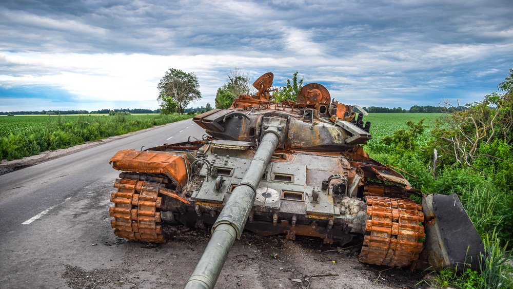 [Translate to English:] Demolierter Panzer