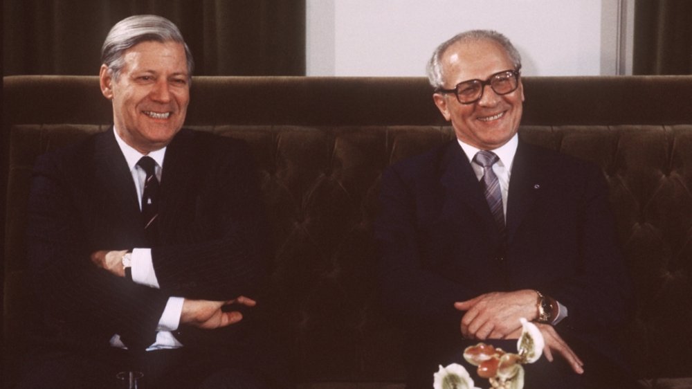 Helmut Schmidt mit Erich Honecker auf Couch