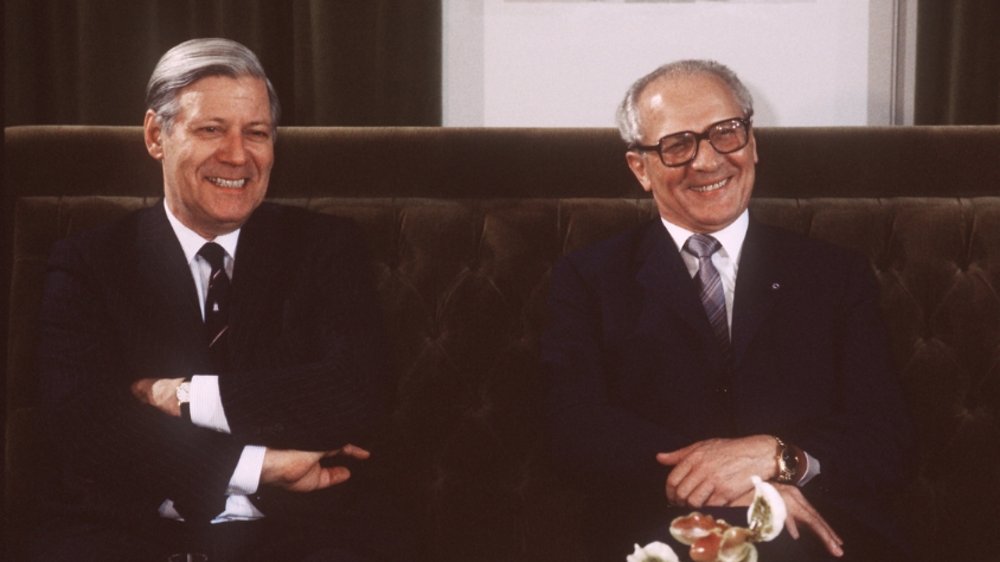 Helmut Schmidt on the couch with Erich Honecker