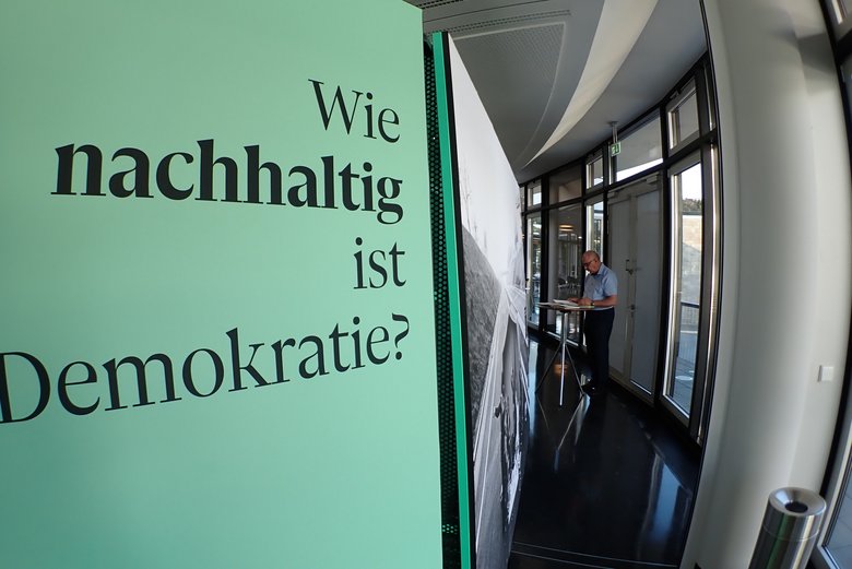 Wie nachhaltig ist Demokratie - Schriftzug