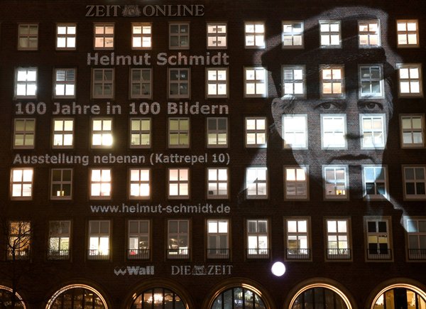 Mit einem Foto von Schmidt angestrahlte Fassade des Gebäudes der ZEIT bei Abend.
