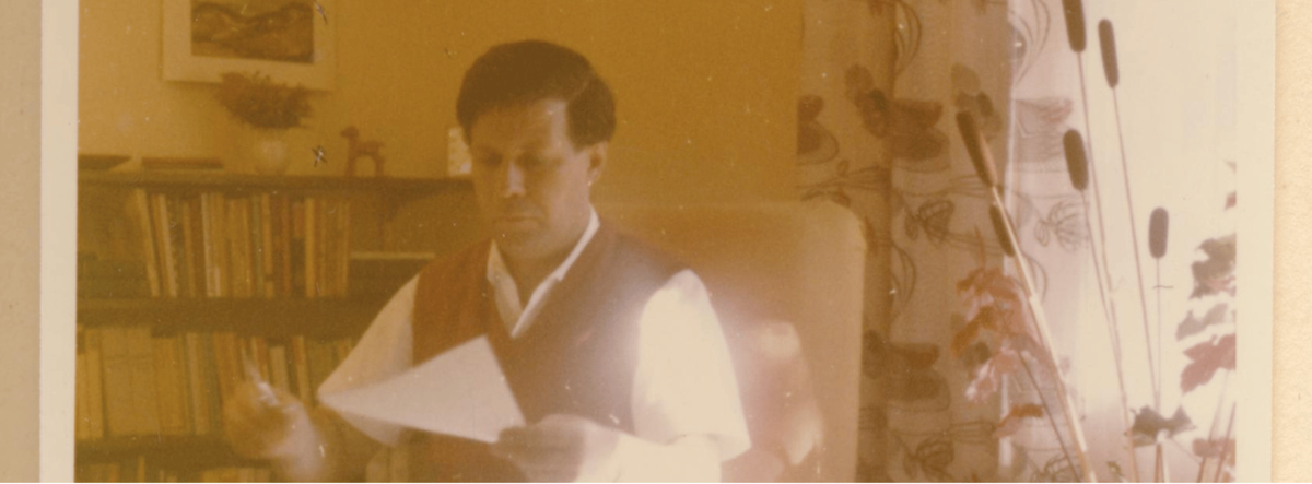 Helmut Schmidt mit Papier und Stift auf einem Sessel sitzend.