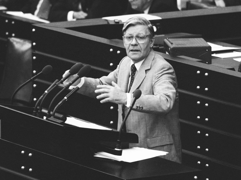 Helmut Schmidt beim Redehalten im Bundestag