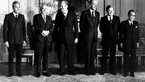Helmut Schmidt in einer Reihe von Politikern während Weltwirtschaftsgipfel 1975